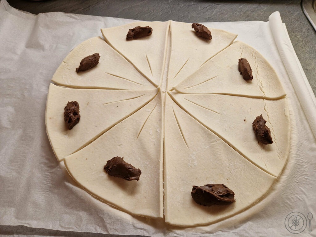 brezglutenski roglicki z nutello iz eurospinovega listnatega testa razrezi