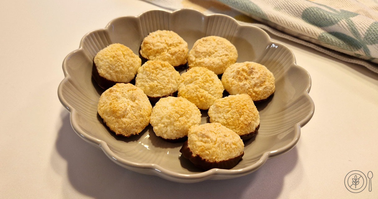 Kokosovi makroni s čokolado – enostavni makroni, ki izginejo hitreje, kot se spečejo