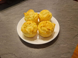 slani brezglutenski muffini na krožniku