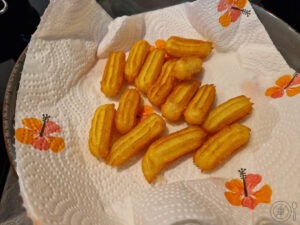 brezglutenski churros bites na papirnati brisači